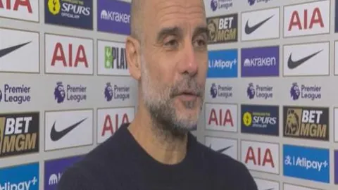 致敬林子金：国安与成都球迷第10分钟共举闪光灯缅怀